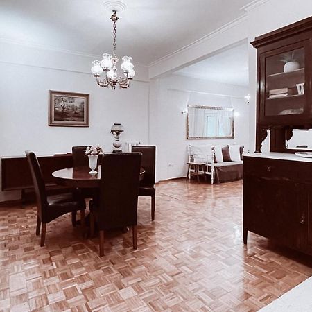Vintage 2-Bedroom Apt In The Heart Of The City Athena Bagian luar foto