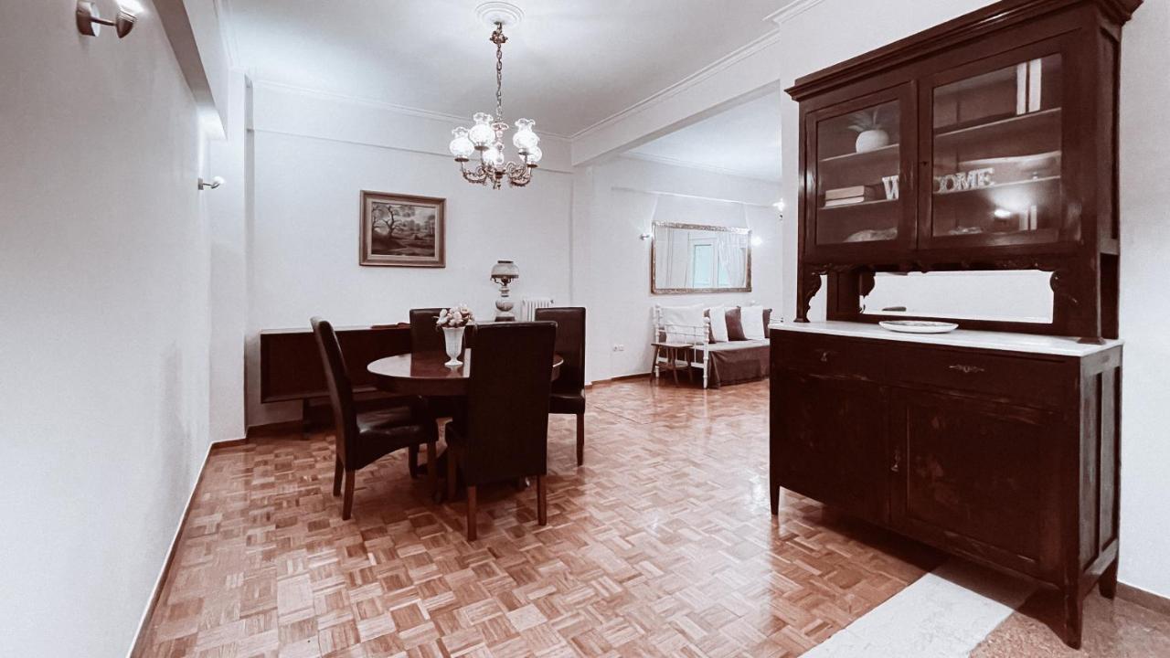 Vintage 2-Bedroom Apt In The Heart Of The City Athena Bagian luar foto