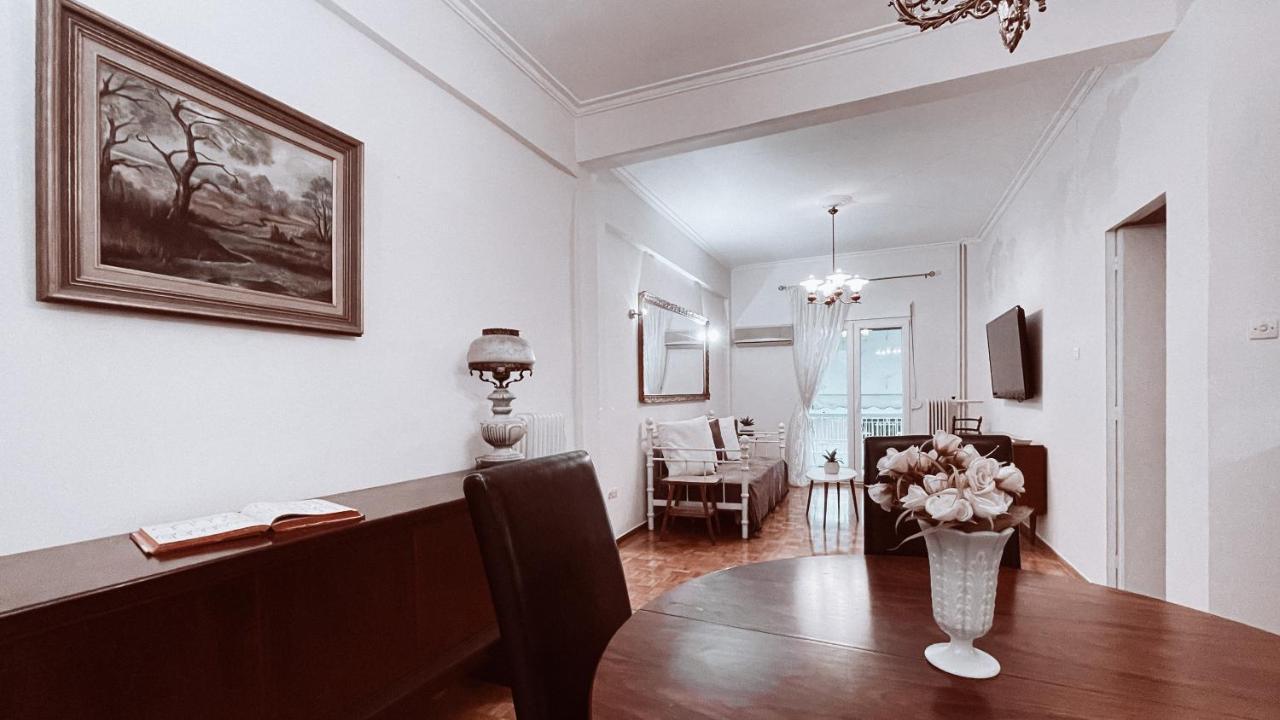 Vintage 2-Bedroom Apt In The Heart Of The City Athena Bagian luar foto