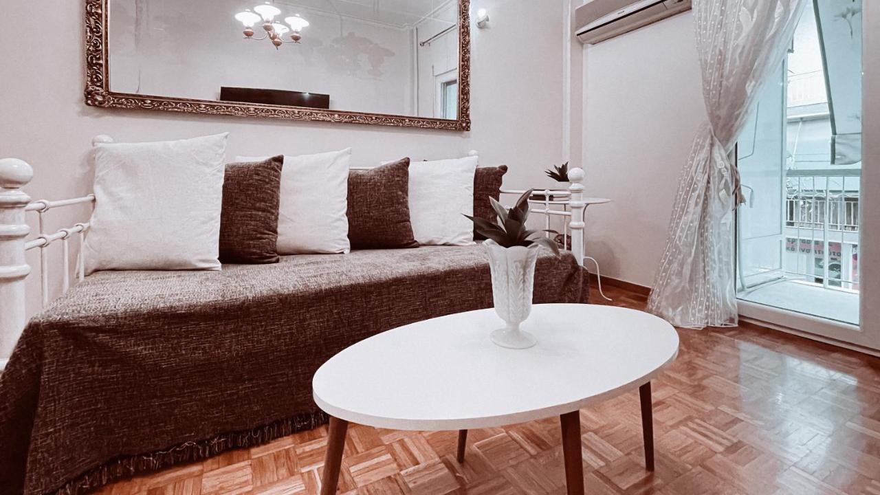 Vintage 2-Bedroom Apt In The Heart Of The City Athena Bagian luar foto