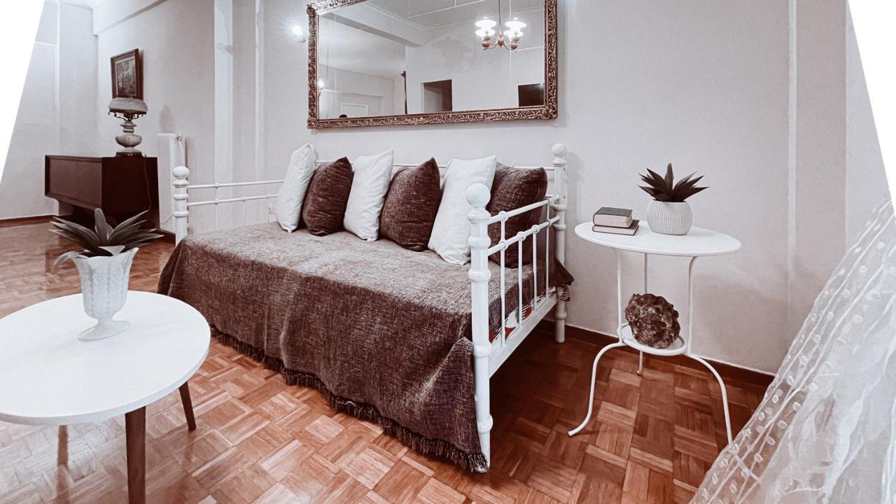Vintage 2-Bedroom Apt In The Heart Of The City Athena Bagian luar foto