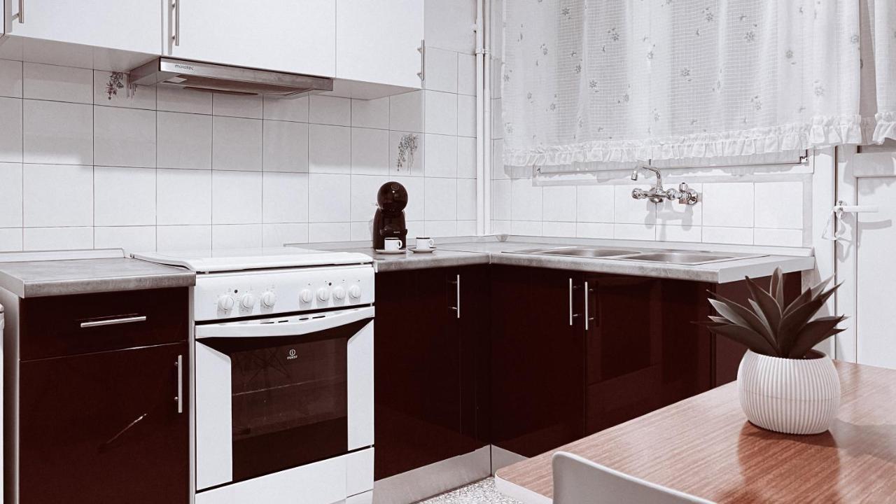 Vintage 2-Bedroom Apt In The Heart Of The City Athena Bagian luar foto