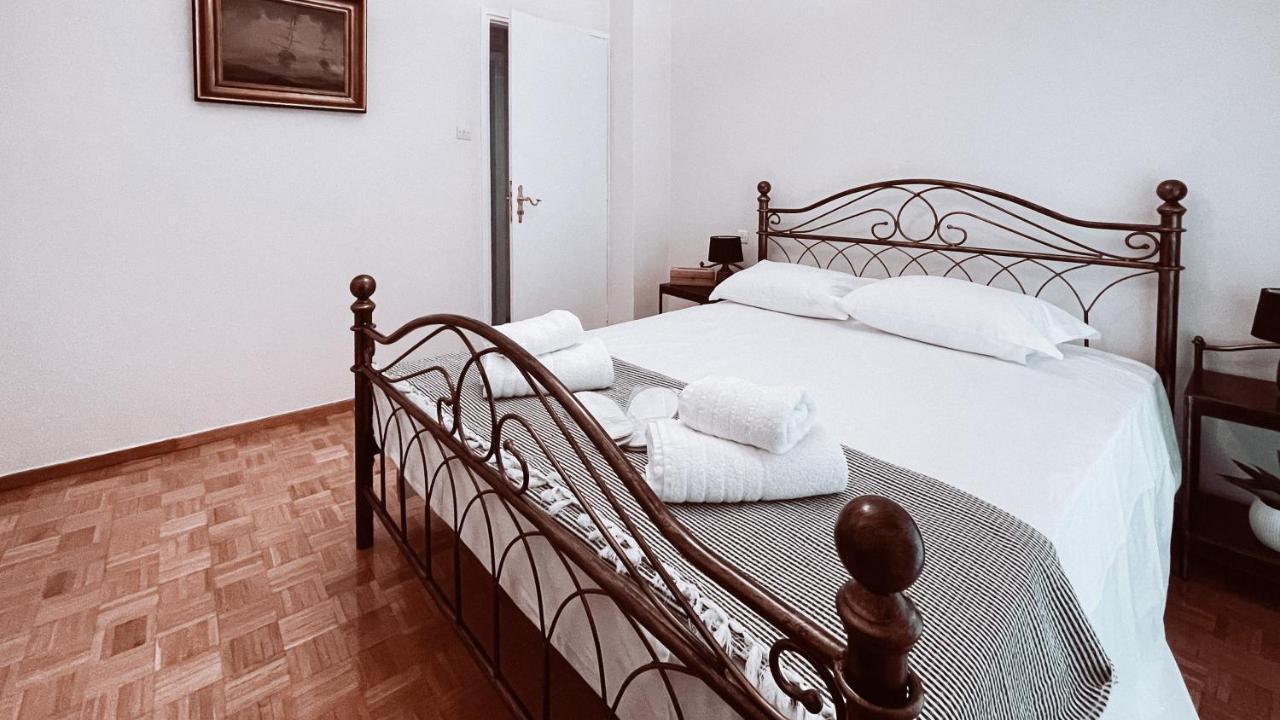 Vintage 2-Bedroom Apt In The Heart Of The City Athena Bagian luar foto