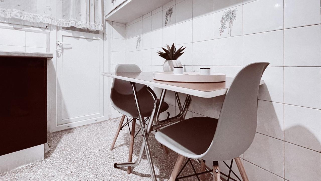 Vintage 2-Bedroom Apt In The Heart Of The City Athena Bagian luar foto