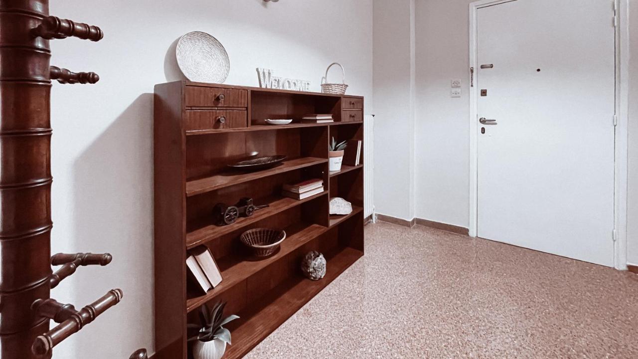 Vintage 2-Bedroom Apt In The Heart Of The City Athena Bagian luar foto