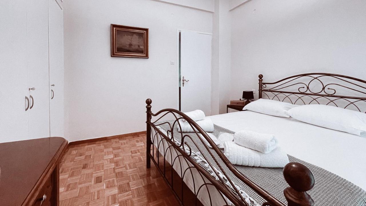 Vintage 2-Bedroom Apt In The Heart Of The City Athena Bagian luar foto