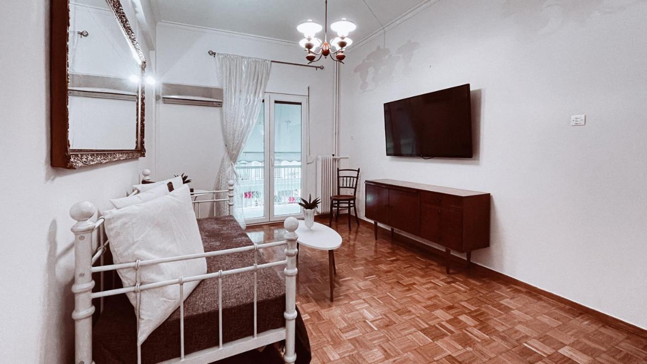 Vintage 2-Bedroom Apt In The Heart Of The City Athena Bagian luar foto