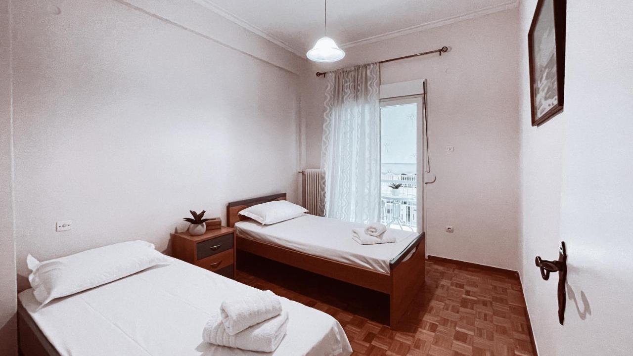Vintage 2-Bedroom Apt In The Heart Of The City Athena Bagian luar foto
